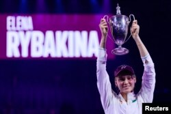 Елена Рыбакина WTA FInals кубогымен. Эр-Рияд. 8 қараша 2025 жыл.