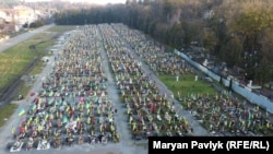 Поле почесних поховань українських воїнів у Львові. Тут уже немає місця. Перші поховання тут були у березні 2022 року