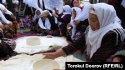 Көк-Таш айылындагы ун элеп отурган апалар.  Баткен