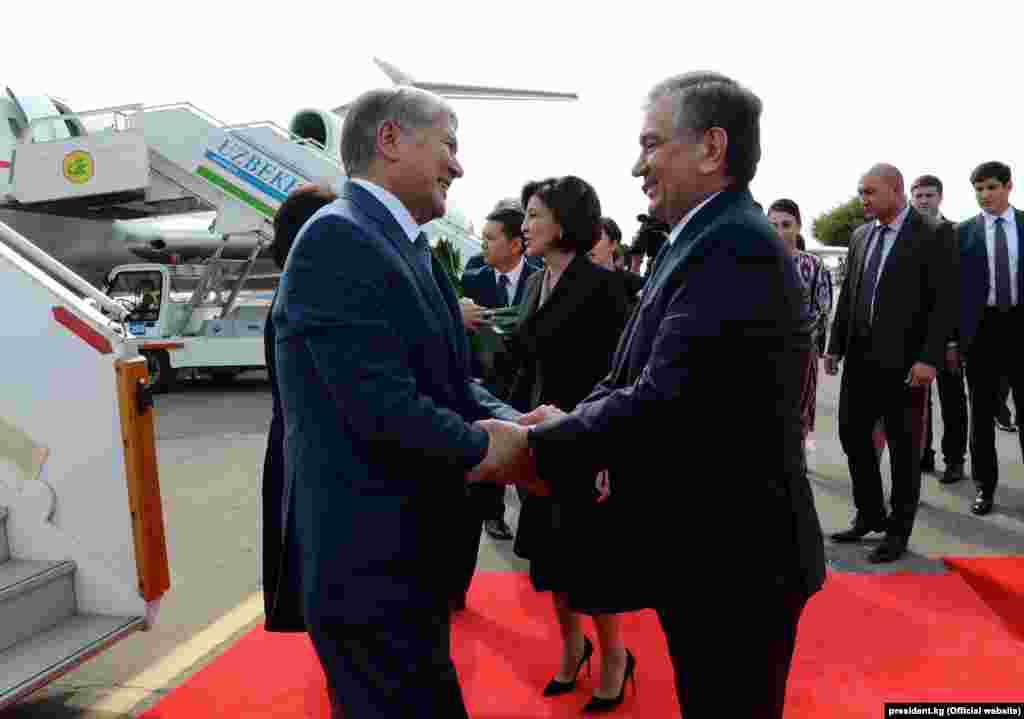 Эки лидер кол алышып жаткан учур.&nbsp;