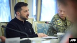 Украинскиот претседател Володимир Зеленски на состанок со Тиери Бурхард, началникот на францускиот воен штаб и неговиот британски колега во Киев.