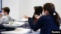 Ministerul întărește ideea conform căreia școala este mediul „cel mai potrivit pentru a-i învăța pe copii și pe adolescenți să depășească preconcepțiile, să gândească autonom și să evite stereotipurile”.