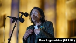 საქართველოს პრეზიდენტი სალომე ზურაბიშვილი პარლამენტის წინ მიმდინარე აქციაზე, რომელზეც 26 ოქტომბრის საპარლამენტო არჩევნების შედეგებს აპროტესტებენ. 