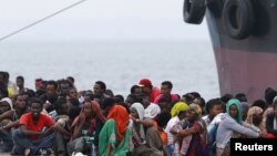 گروهی از مهاجرینی که از طریق بحر به ایتالیا رسیده و توسط نیروهای بحری آن کشور متوقف شده اند 