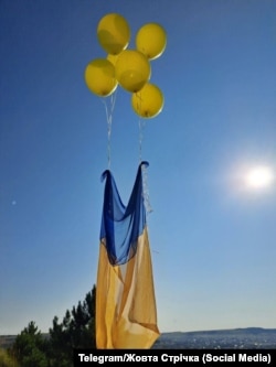 Поднятие украинского флага на воздушных шарах на горе Шаан-Кая поблизости Алупки. Одна из акций активистов движения «Желтая лента»