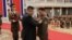 Dictatorul Kim Jong Un decorează un comandant al Armatei Populare Coreene, la sediul Comitetului Central al Partidului Muncitorilor Coreeni din Phenian, Coreea de Nord. Fotografie publicată pe 22 august 2025 de Agenția Centrală de Știri Coreeană (KCNA).
