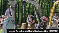 Село Пужники. Ексгумаційні роботи на старому цвинтарі, де 13 лютого 1945 року були поховані загиблі поляки під час збройного нападу в роки Другої світової війни
