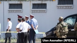 Жардыруу болгон жердеги милиция кызматкерлери. 
