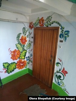 Під'їзд, який Олена розмалювала в Україні