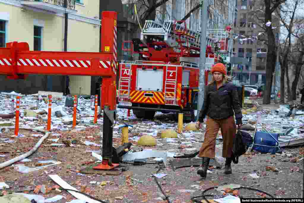 Küçlü darbeden maşinalar atıldı