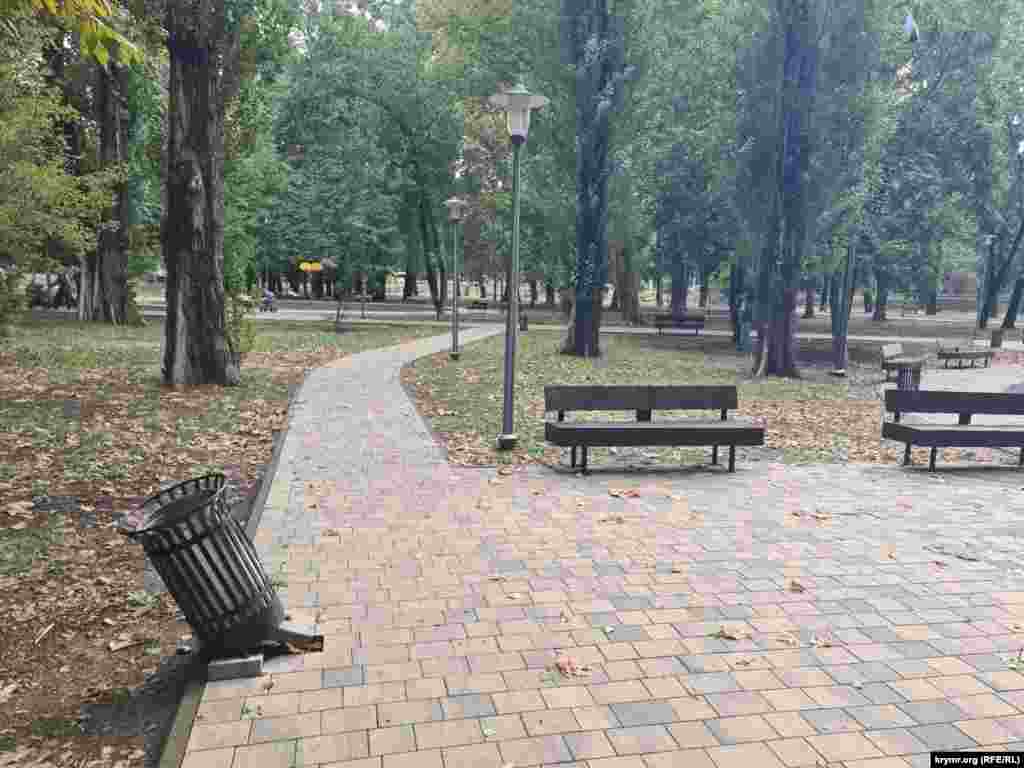 Выкорчеванная вандалами урна в парке у Дворца культуры профсоюзов в Симферополе