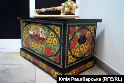 Скриня з петриківським розписом