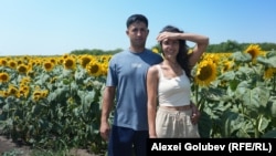 Молдова, фермерка Крістіна Бежереану та її чоловік на соняшниковому полі