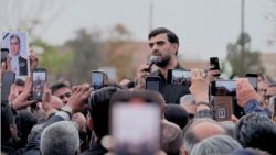 جواد علیکردی در مراسم برادرش خسرو، مشهد، ۲۱ آذر