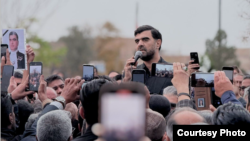 جواد علیکردی در مراسم برادرش خسرو، مشهد، ۲۱ آذر