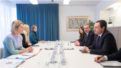 Premijer Kosova u ostavci, Albin Kurti (desno), sa šeficom diplomatije Evropske unije, Kajom Kallas, na sastanku održanom u maju 2025. godine. Fotografija objavljena od strane Ureda premijera Kosova.