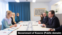 Premijer Kosova u ostavci, Albin Kurti (desno), sa šeficom diplomatije Evropske unije, Kajom Kallas, na sastanku održanom u maju 2025. godine. Fotografija objavljena od strane Ureda premijera Kosova.