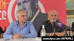 Հայ ազգային կոնգրեսի պատգամավորության թեկնածուներ Լևոն Զուրաբյանը և Արամ Մանուկյանը քարոզարշավի ժամանակ, հունիս, 2021թ.