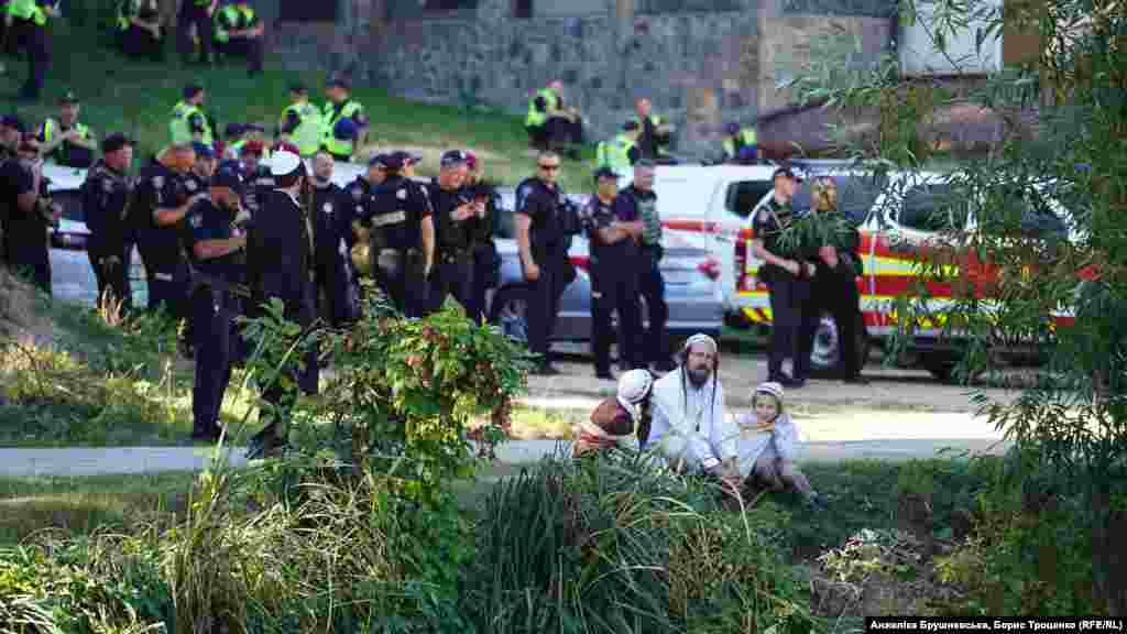 Під час святкування у місті працює зведений загін із працівників різних служб: оперативників, слідчих, патрульної поліції, поліції діалогу, батальйону поліції особливого призначення, кінологів, вибухотехніків, рятувальників ДСНС, Нацгвардії та інших