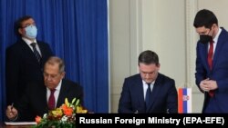 Рускиот министер за надворешни работи Сергеј Лавров и српскиот министер за надворешни работи Никола Селаковиќ (фотографија од датотека)