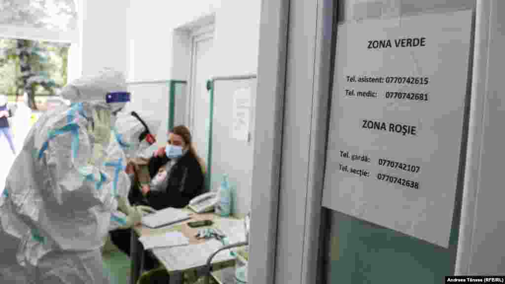 50 de voluntari studenți îi ajută pe medicii de la &bdquo;Marius Nasta&rdquo; să facă față valului patru.