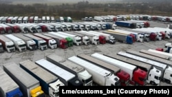 Літоўскія грузавікі на стаянцы ў беларускім пункце пропуску Беняконі падчас крызісу з закрыцьцём мяжы паміж Беларусьсю і Літвой