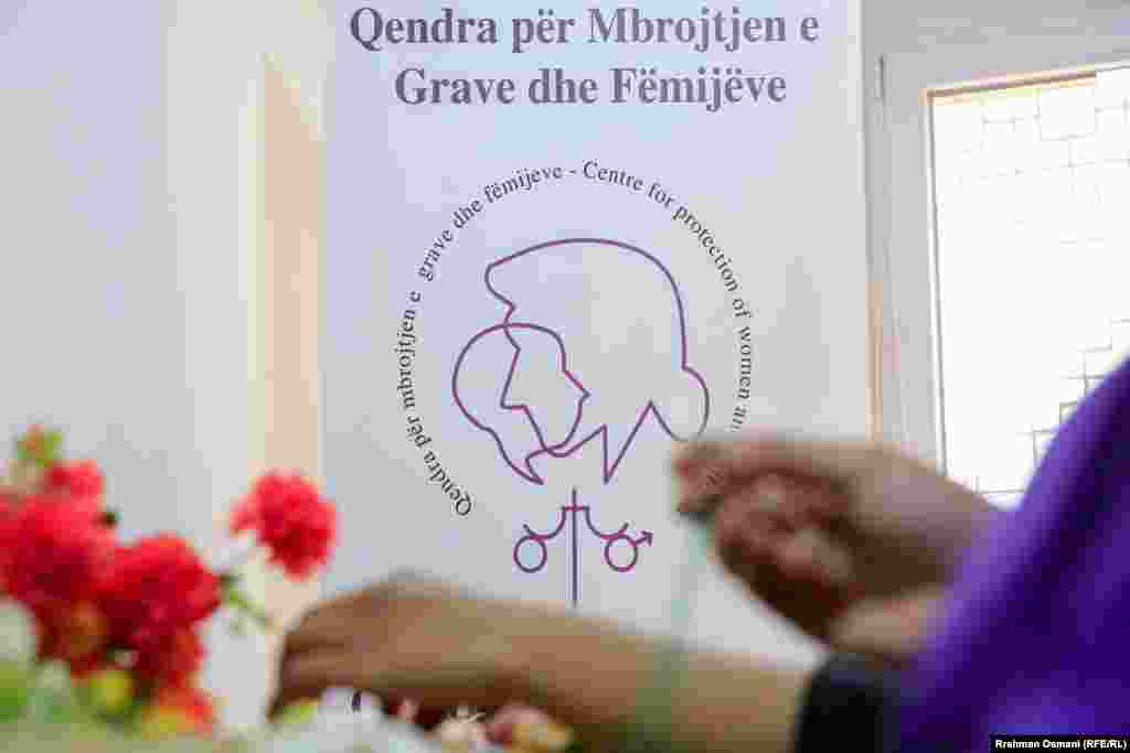 To se radi s ciljem da im se obezbijedi zanat koji im u budućnosti može poslužiti za finansijsku nezavisnost. U ovim centrima se održavaju i brojni drugi kursevi s istim ciljem.