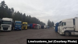 Літоўскія грузавікі на стаянцы ў пункце пропуску Беняконі. Беларуска-літоўская мяжа