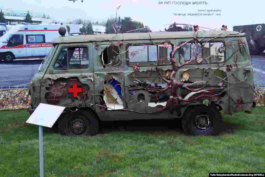 Легендарна машина швидкої допомоги із зони АТО, так звана &laquo;таблетка, якою транспортували поранених українських бійців. На її основі музейники створили арт-інсталяцію