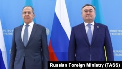 Министр иностранных дел Казахстана Мухтар Тлеуберди (справа) и его российский коллега Сергей Лавров. Нур-Султан, 8 апреля 2021 года. 