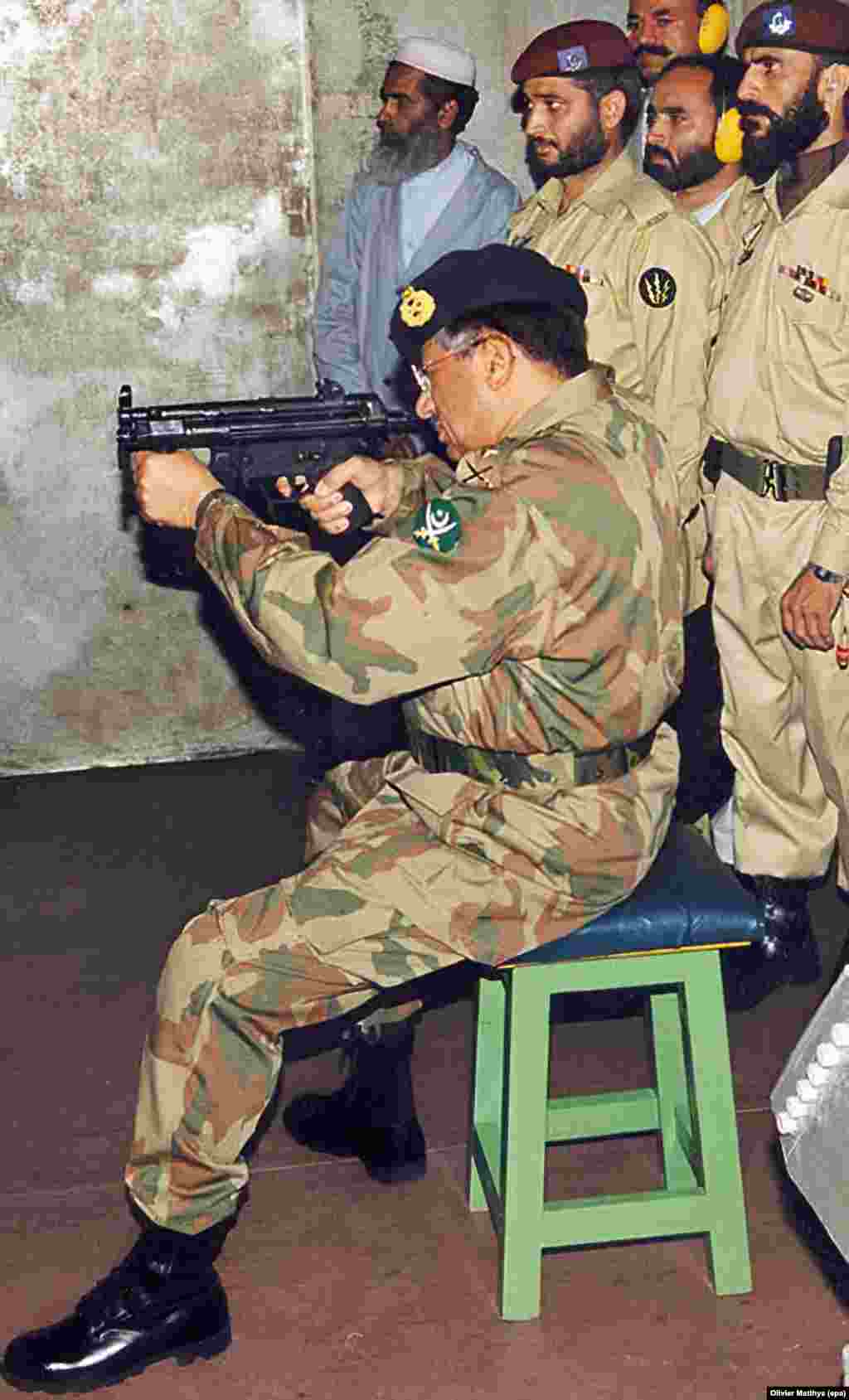 Генерал Первез Мушарраф, президент Пакистану, стріляє з автомата. Липень 2004 року