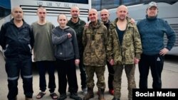 Владимир Миколаенко (четвертый справа) и другие освобожденные из российского плена 24 августа 2025 года