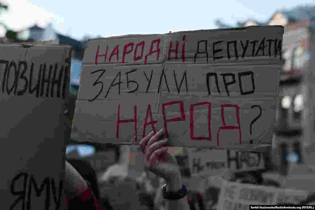 Попри останні заяви у центрі Києва зібралися сотні людей. Один з учасників акції розповів кореспонденту Радіо Свобода, що мав сумнів, чи відбудеться сьогодні протест, але вирішив прийти, тому що «важливо дотиснути і не відступити». «Останній законопроєкт я сприйняв, як кинуту кістку, аби ми втомилися, аби ми забули для чого тут зібралися і подумали, що вже усе досягнуто», – каже Богдан