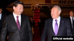 Президент Казахстана Нурсултан Назарбаев (справа) встречает в аэропорту президента Китая Си Цзиньпина. Астана, 6 сентября 2013 года.   