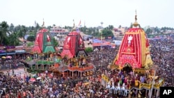 ازدحام جمعیت در معبدی در هند، عکس از آرشیف