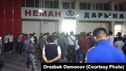 Бишкектеги "Неман" дарыканасына түнү кезекке тургандар. 12-июль, 2020-жыл. Июль айында Кыргызстанда эпидемиологиялык абал күчөп, башкалаа Бишкекте жана өлкө аймагында дарыканаларга, ооруканаларга жана рентгенге түшүү үчүн кезек күткөндөр көбөйдү. Коронавирус күчөп турган кезде Кыргызстанда дары-дармектин баасы көтөрүлүп, айрымдары табылбай жатты. Көпчүлүк адамдар канды суюлтуучу антикоагулянттарга, антибиотиктерге жана вируска каршы дарыларга муктаж болушту.