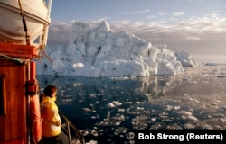 Турист го гледа ледениот морски пејзаж на заливот Диско, Гренланд, во мај 2007 година