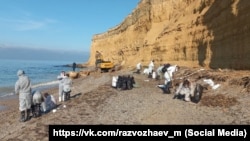 Волонтери прибирають із пляжів Севастополя мазут із російських танкерів, які зазнали аварії в Керченській протоці, 22 січня 2025 року