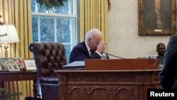 له ارشيفه د ټليفوني خبرو پر مهال د امريکا د ولسمشر جوبايډن يو انځور