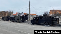 Знищені бронеавтомобілі високої прохідності російської армії «Тигр-М» на дорозі в Харкові, 28 лютого 2022 року