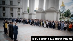 Церемония торжественного поднятия крымскотатарского национального флага перед зданием МИД Украины в Киеве