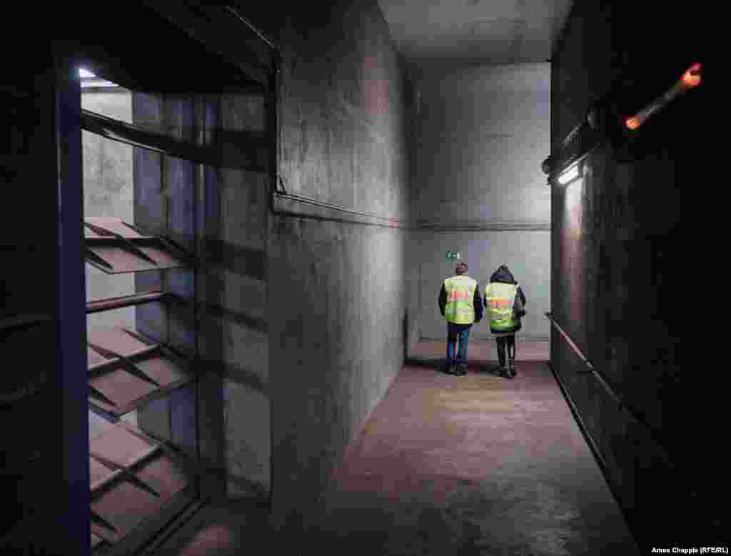 Un coridor de ventilație printr-o secțiune a unei stații de metrou din Praga. Accesul la apă în interiorul OSM din Praga se face prin rețeaua de alimentare a orașului. Adăposturile dispun, de asemenea, de bazine de stocare a apei care pot fi umplute în pregătirea pentru o prăbușire a infrastructurii în lumea exterioară. &nbsp; &nbsp;