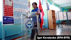 Кыргызстанда президенттик шайлоо 15-октябрда өтөт. Ага 11 талапкер ат салышууда.