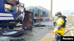Пожарный у пассажирского поезда, пострадавшего от удара российского беспилотника в Шостке, 4 октября 2025