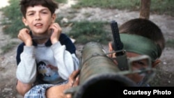 В последнее время все больше молодых людей из Паекиси через Турцию перебираются в Сирию, где пополняют ряды экстремисткой организации «Исламское государство». Обратно живым еще никто не возвращался