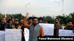 PTM supporters chant slogans against the murder of senior police officer Tahir Dawar, whose body was found in Afghanistan after he disappeared from Islamabad in October 2018.