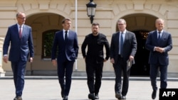 Канцлер Німеччини Фрідріх Мерц, президент Франції Емманюель Макрон, президент України Володимир Зеленський, прем'єр-міністр Великої Британії Кір Стармер та прем'єр-міністр Польщі Дональд Туск йдуть пліч-о-пліч у Києві. Україна, 10 травня 2025 року