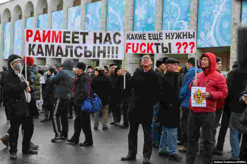 Алар Кыргызстандын бажысындагы коррупциялык схемалар боюнча журналисттер бир нече иликтөө жасап, мыйзамсыз иштерди ашкерелегенине карабай президент дагы деле факты талап кылып жатканын сынга алышууда.