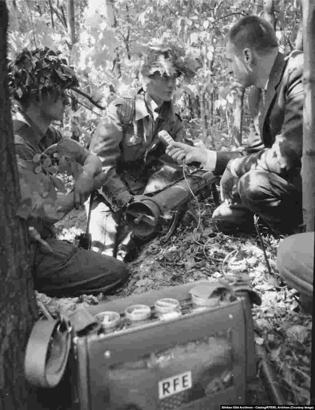 Azad Avropa Radiosunun Berlindəki müxbiri Tom Bodin 1964-cü ildə Qərbi Berlindəki Qrunevald meşəsində birgə İngilis-Amerika təlimi vaxtı ABŞ əsgəri ilə danışır.Radio repressiv rejimlərdə yaşayan əhaliyə çatmaq üçün ideal vasitə sayılırdı. Bir səbəb də bunun iz buraxmaması idi. Dinləyicilər sadəcə tezliyi dəyişməklə radioya qulaq asa bilirdilər.