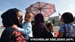 1996-жылы Ооганстандан келип, Кыргызстанда жашап калган качкындар. АКШнын Бишкектеги элчилигинин алдындагы митинг учуру. Август, 2021-жыл.